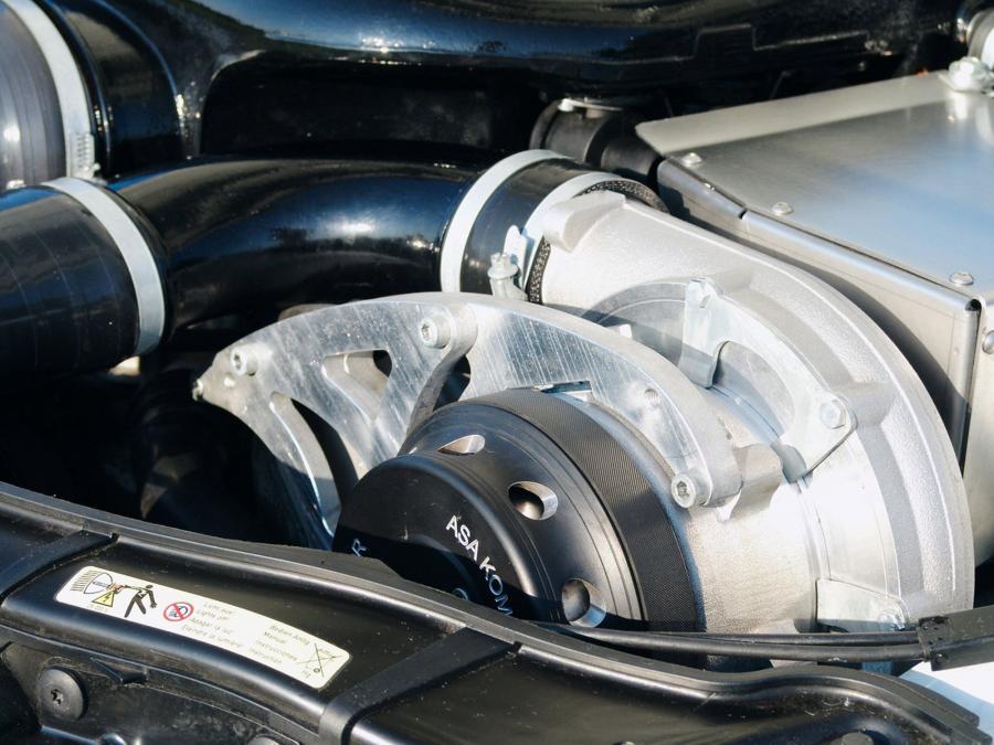 Моторный отсек BMW M3 Compressor by Manhart Racing (E92) 2010 года  (фото 8 из 10)
